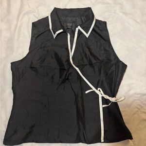 Silkland 90’s Black and White collared Wrap top 🟣